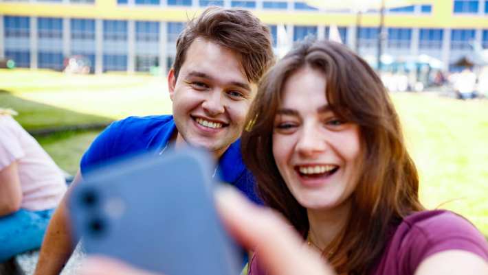 Studenten buiten mobiel selfie man vrouw