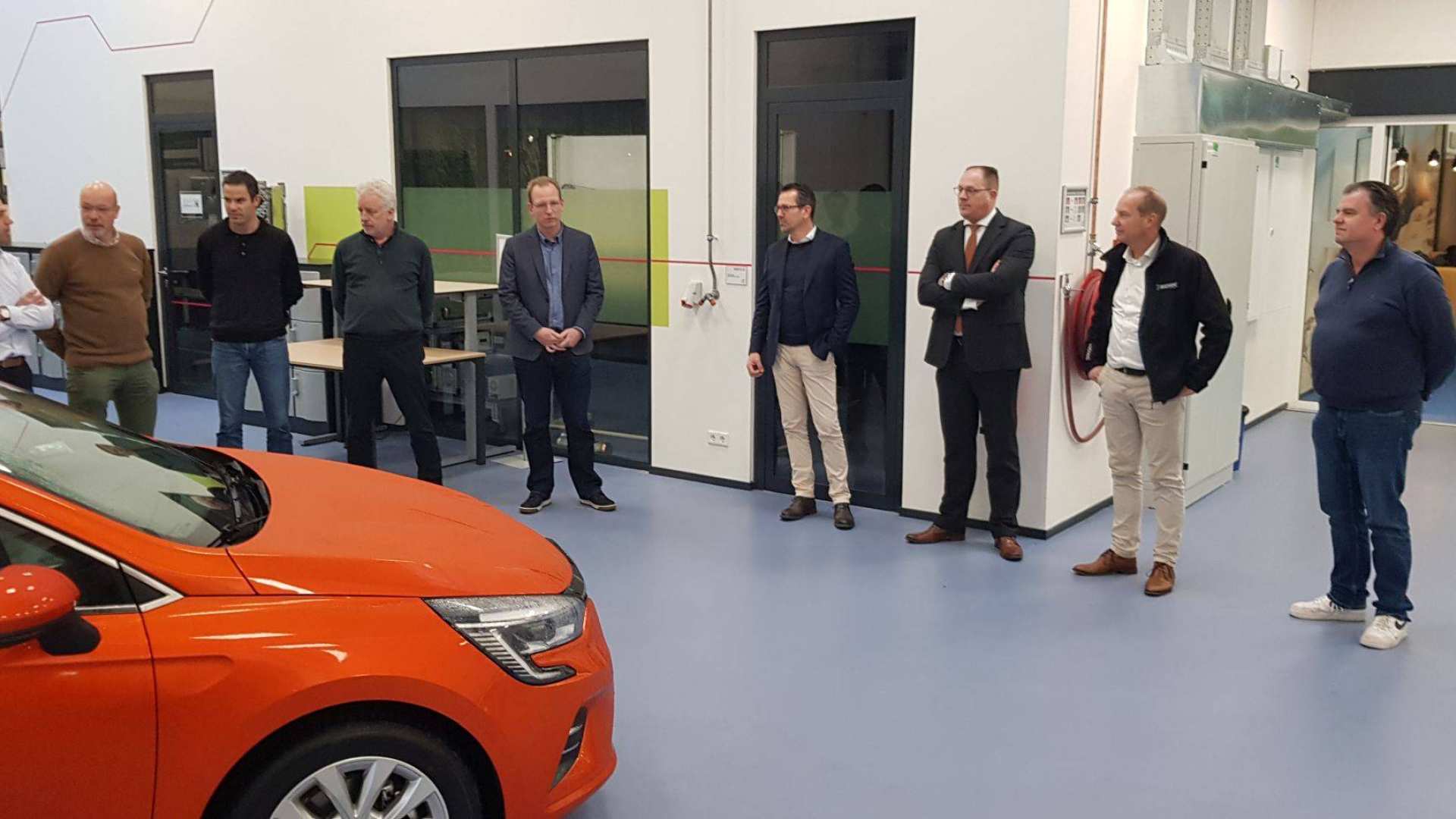 476768 Bochane Arnhem en Apeldoorn hebben een oranje elektrische Renault Clio aangeboden aan HAN Automotive Engineering en Automotive 