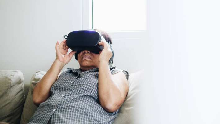 virtual reality, ouder persoon met VR-bril