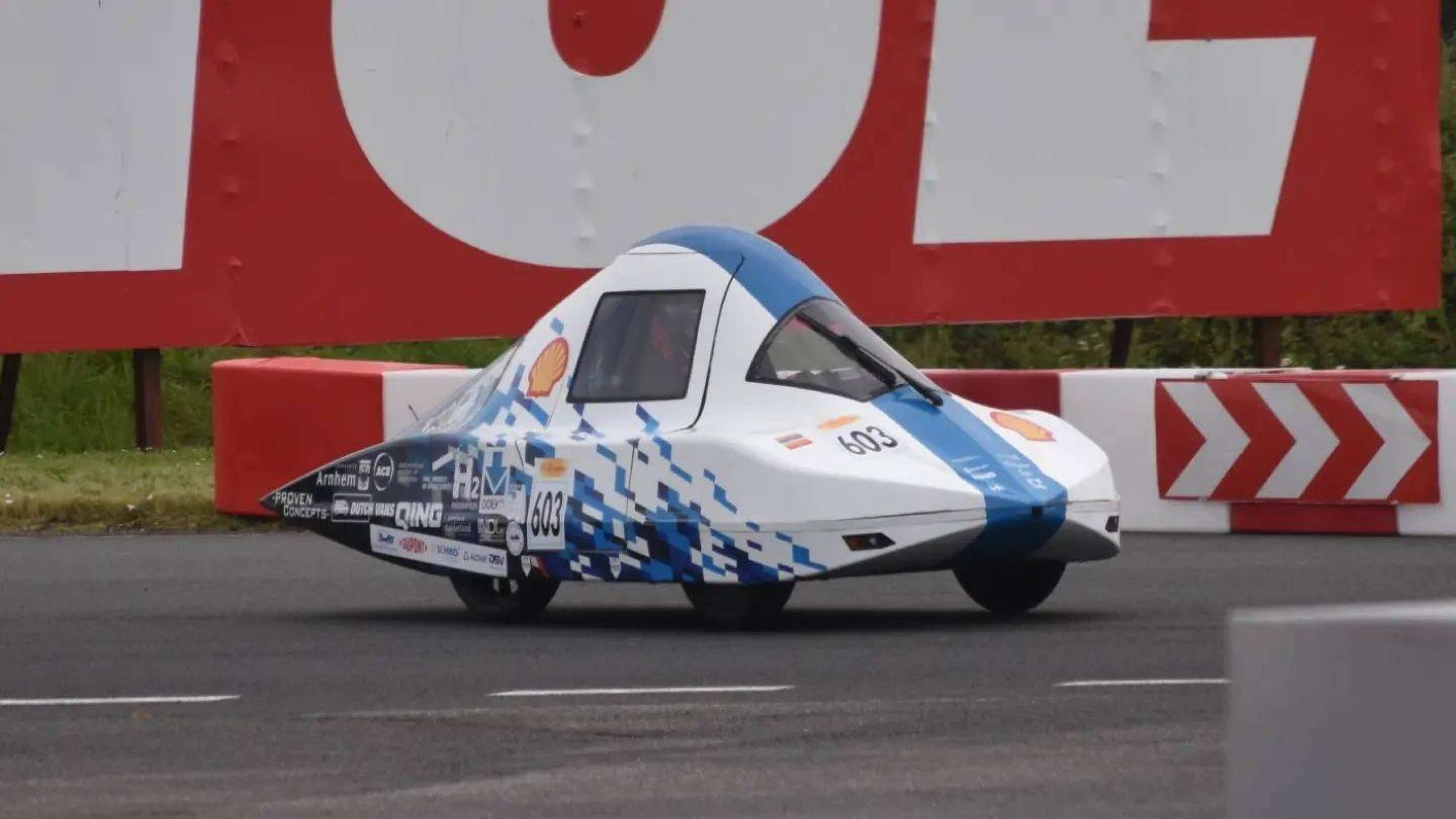 De superzuinige HM23 auto van HAN Hydromotive tijdens Shell Eco Marathon 2023 op circuit Nagoro.