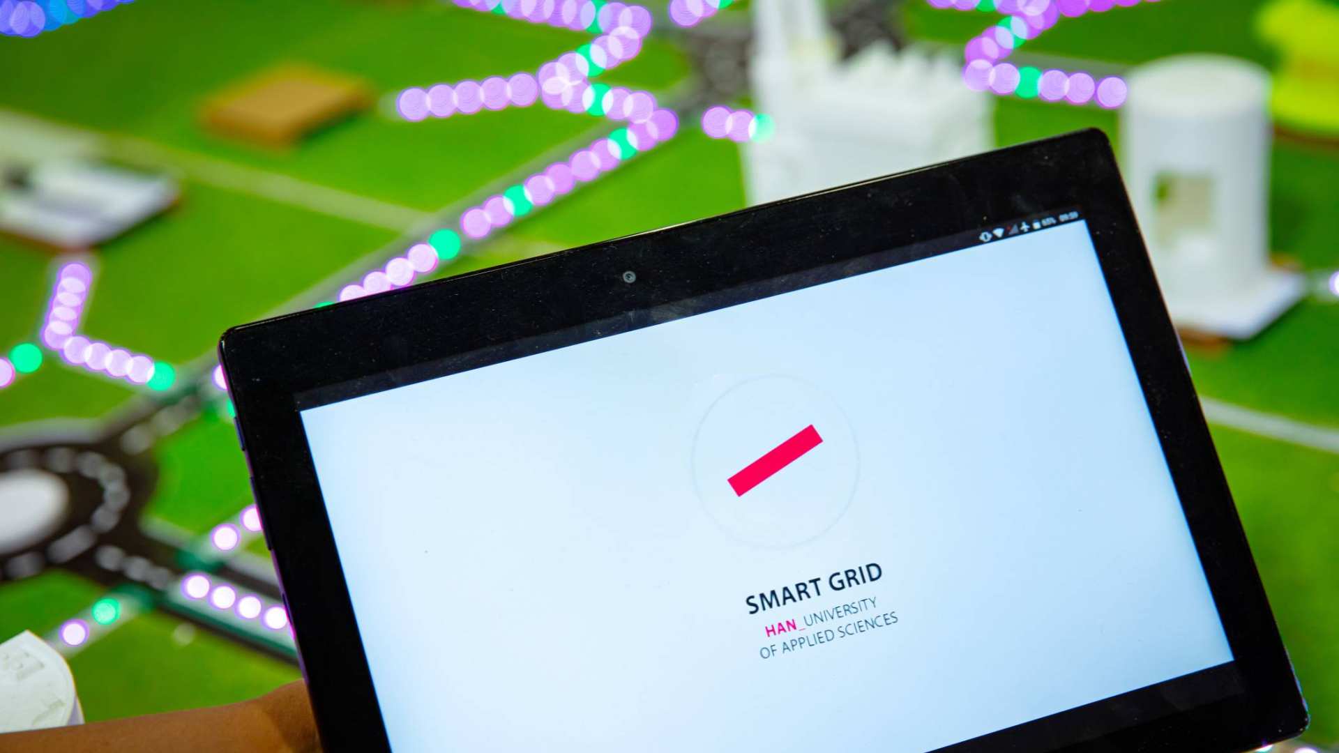 35030 Power grid met smart grid app op tablet