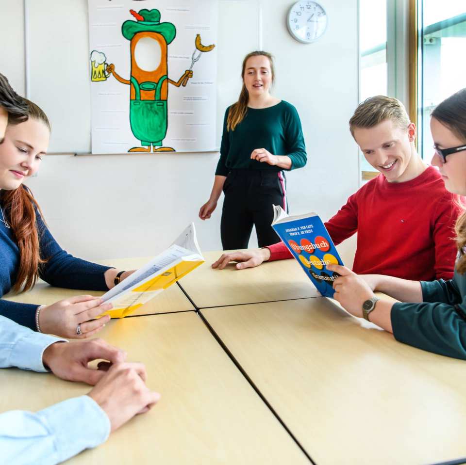 vier studenten in klas lezen boek