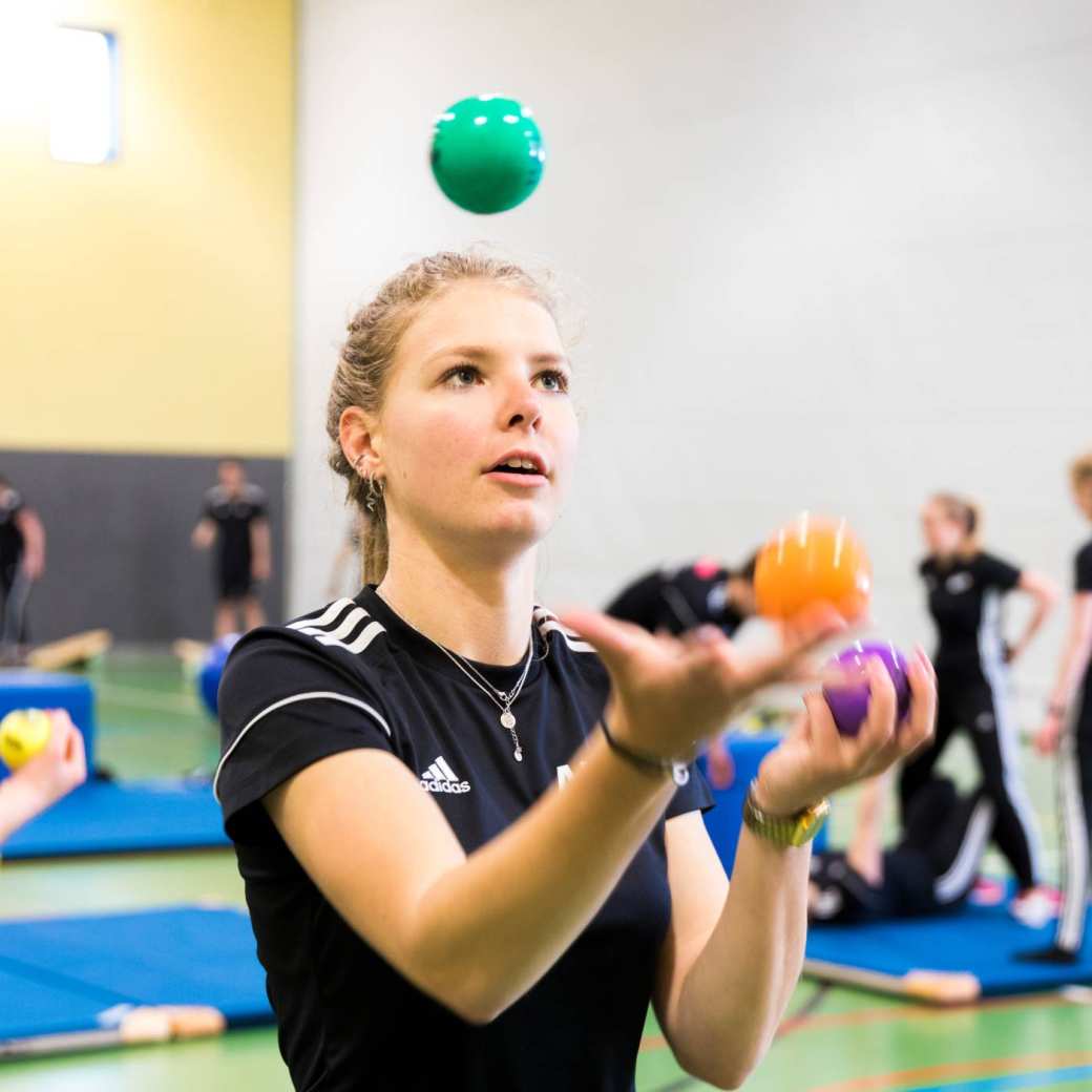 310010 Pabo-ALO student jongleert in gymzaal