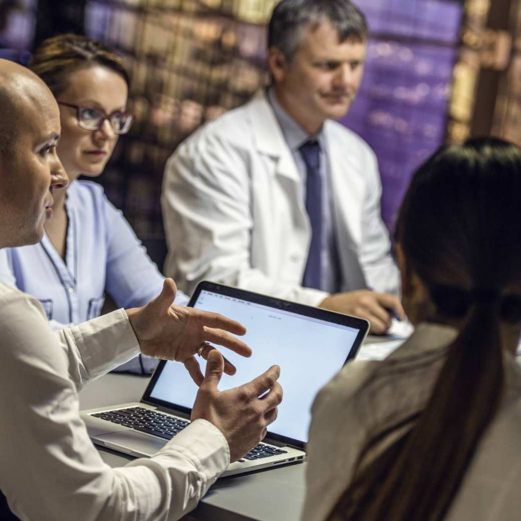 109958 manager leidt een zakelijke bijeenkomst met collega's en medische professionals