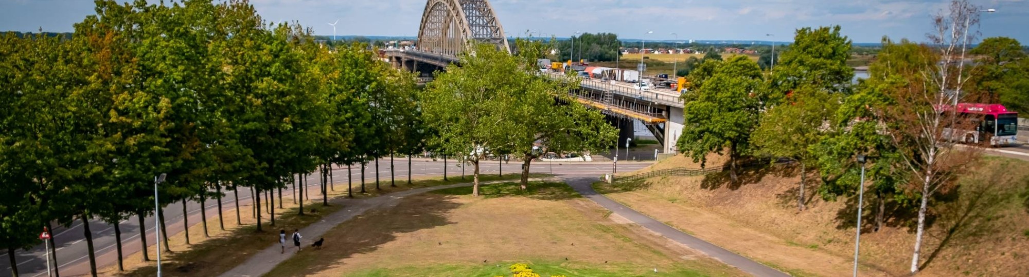 Uitzicht op Waalbrug en Noviomagus in Nijmegen