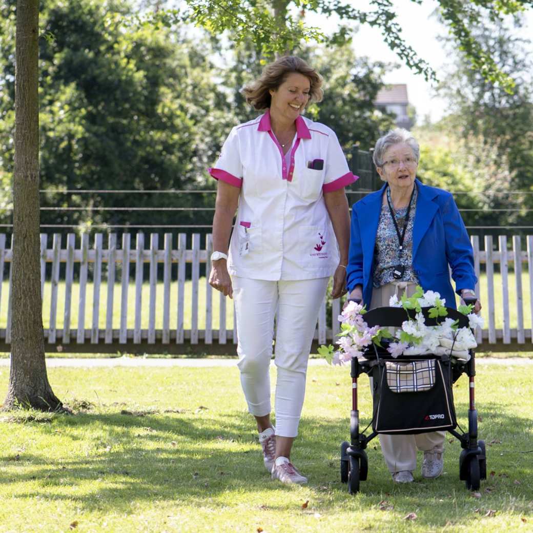 279073 wijkverpleging-thuiszorg wandelen met vrouw