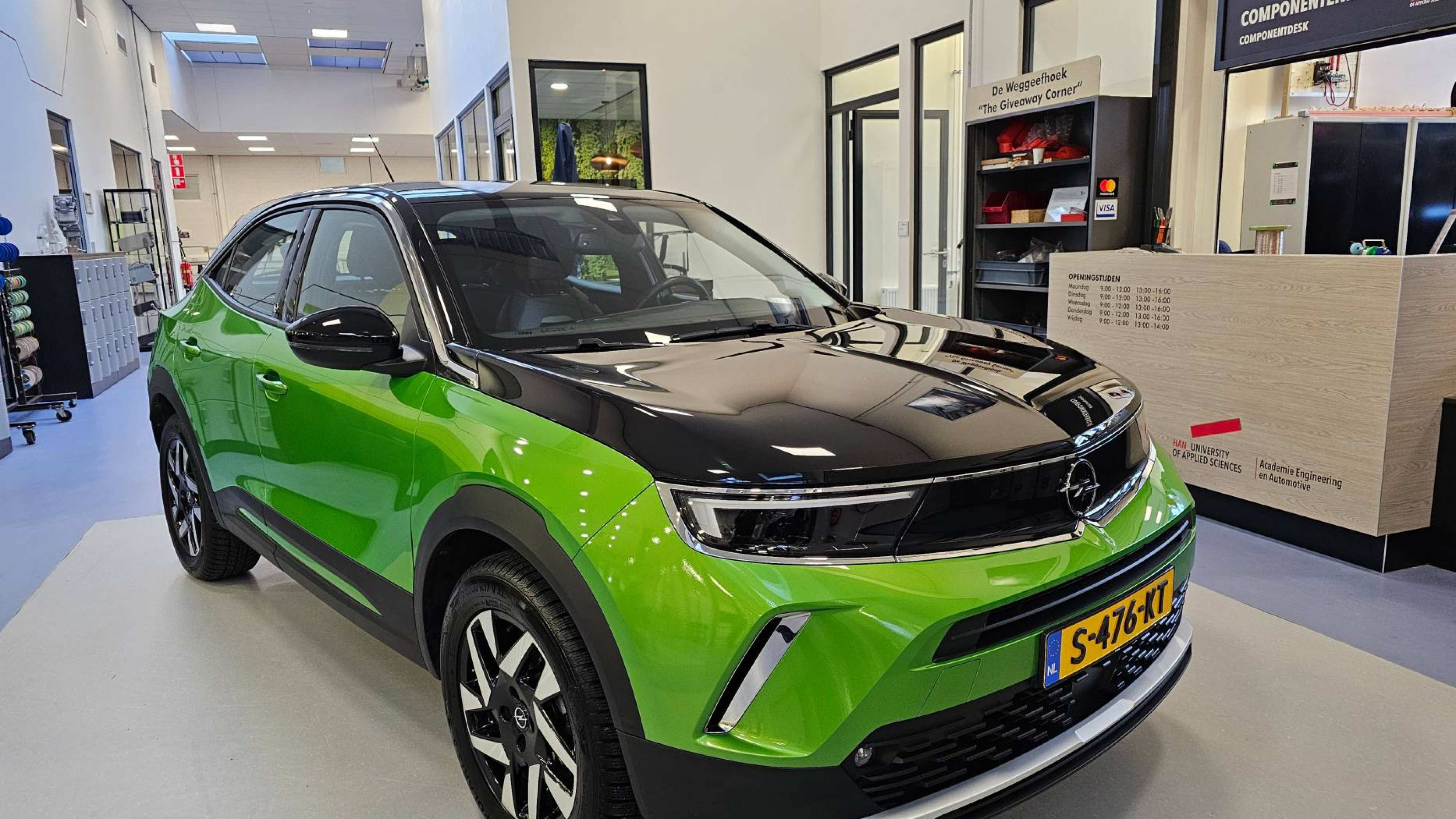89878390-c71e-11ee-9e83-dc8d7c8c598d HAN Automotive heeft een Opel Mokka-e ontvangen vanuit partner NRF met als doel om met deze moderne elektrische auto onderzoek te doen binnen het hbo onderwijs.