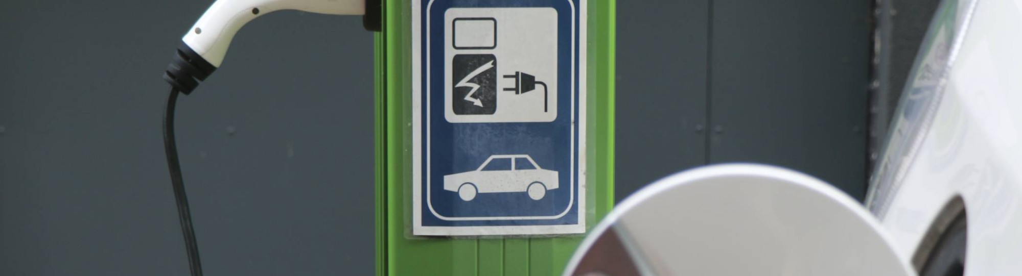 34295 Groene Laadpaal met bordje duiding alleen parkeren met e-voertuig