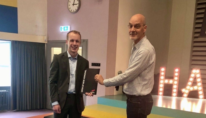 Werktuigbouwkunde student Tiemen van Rijswijk ontvangt uit handen van docent Sjoerd Timmermans het eerste certificaat van de HAN Themaroute Robotics