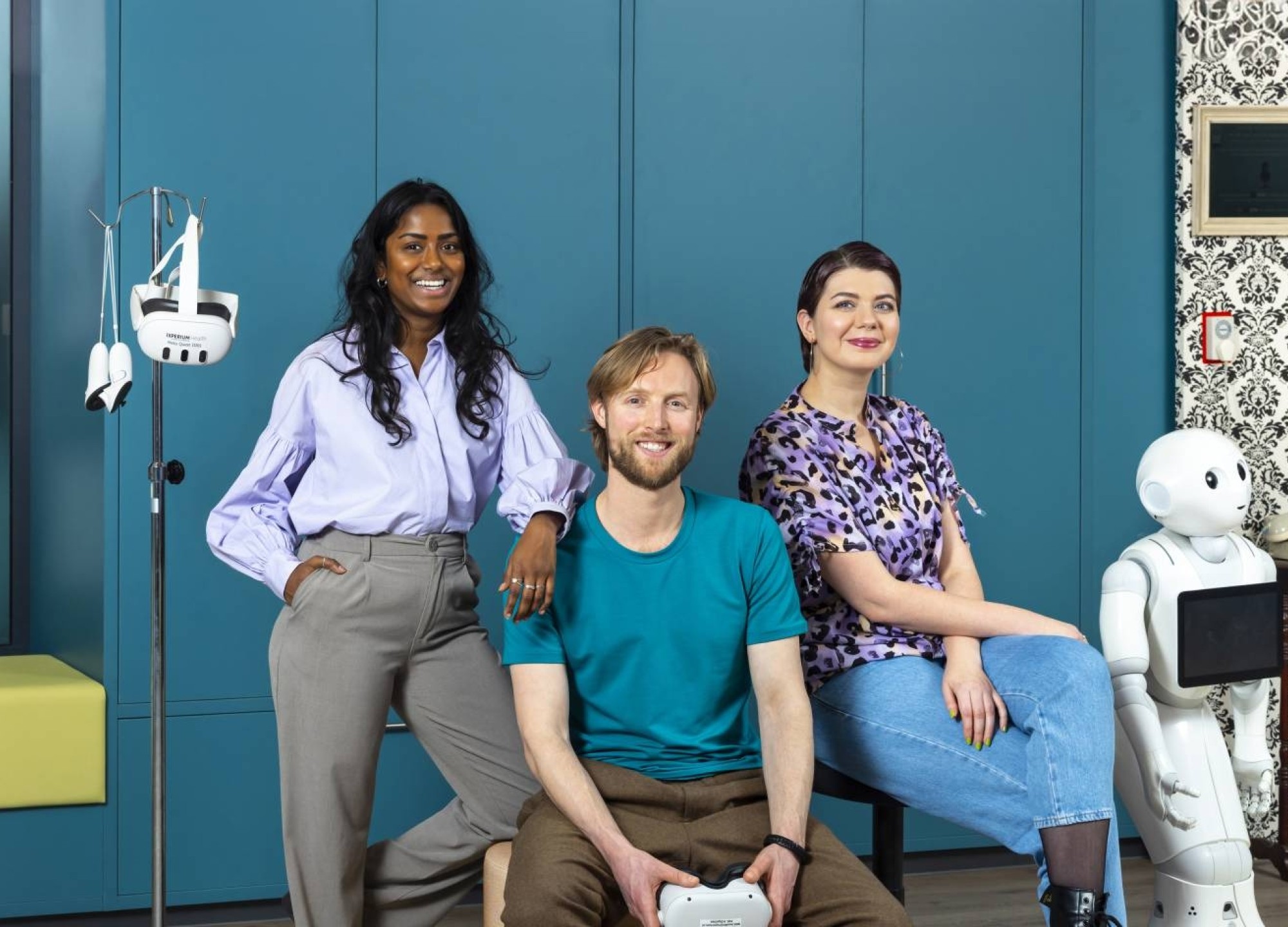 2 hbo masterstudenten wandelen door het gebouw van de HAN campus in Nijmegen