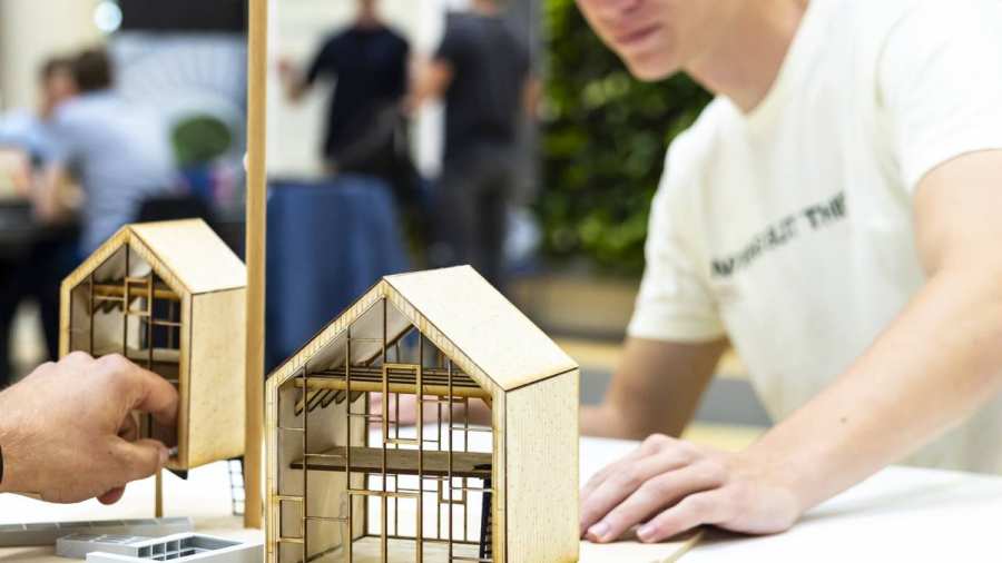 studenten van de opleiding HAN Bouwkunde maquette