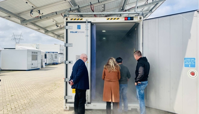 4 mensen bij een container