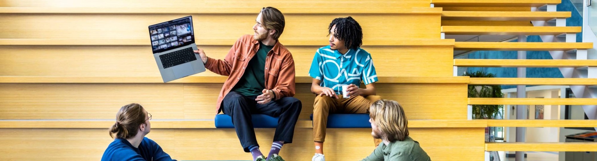 CMD deeltijdstudenten zitten op de trap