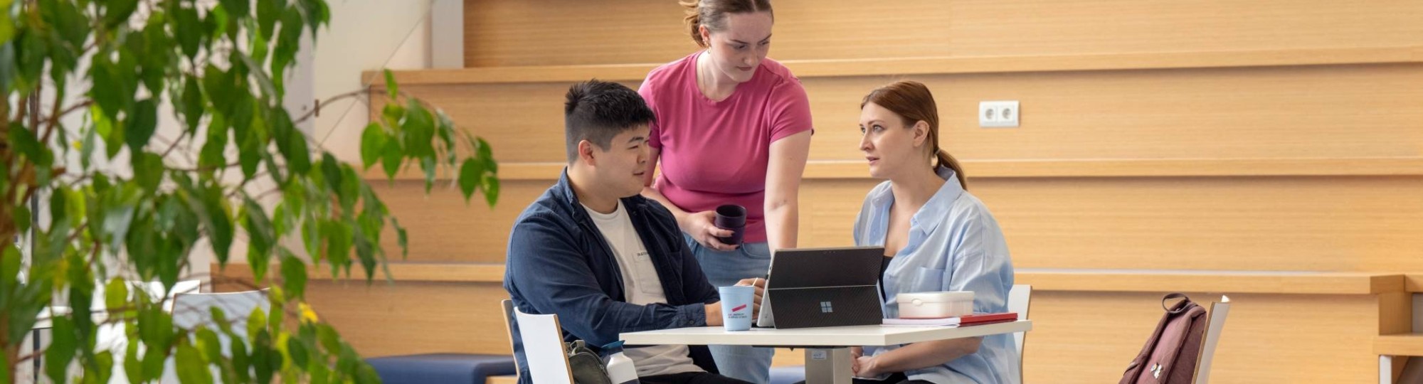 jongeren op hun laptop van boven iquest