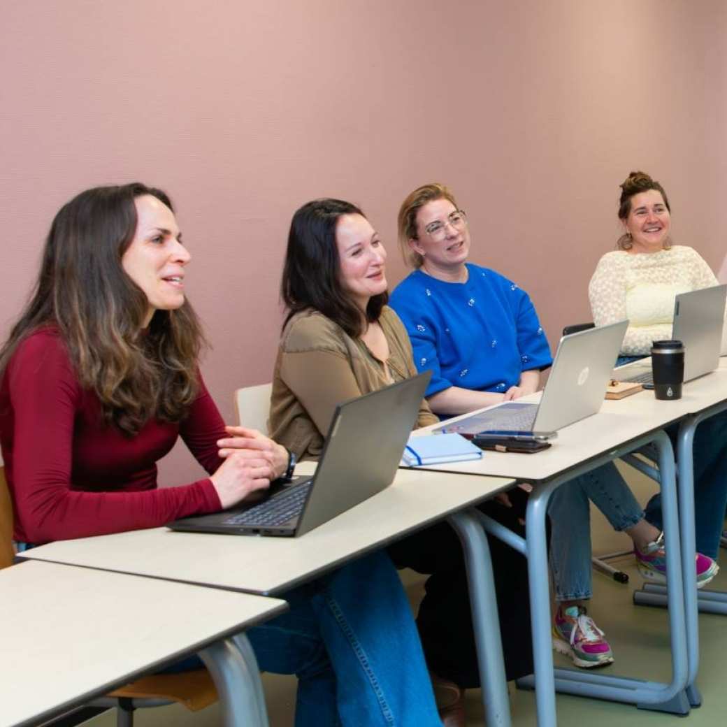 Doecnt en studenten in klaslokaal aan het werk