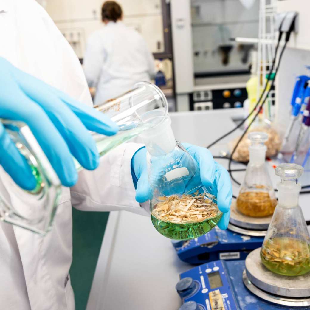 Foto's van het chemielab van het lectoraat biobased innovations voor het thema bioraffinage.