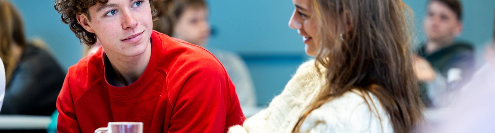 Studenten IPL luisteren naar het verhaal over armoede door een ervaringsdeskundige. Vervolgens spelen ze in groepjes, samen met de docenten en ervaringsdeskundigen, het spel Kansen Keren.