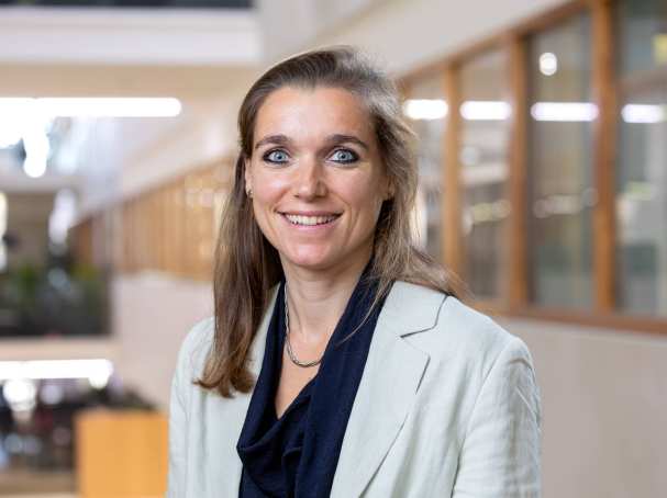 Zwarte blouse, wit jasje