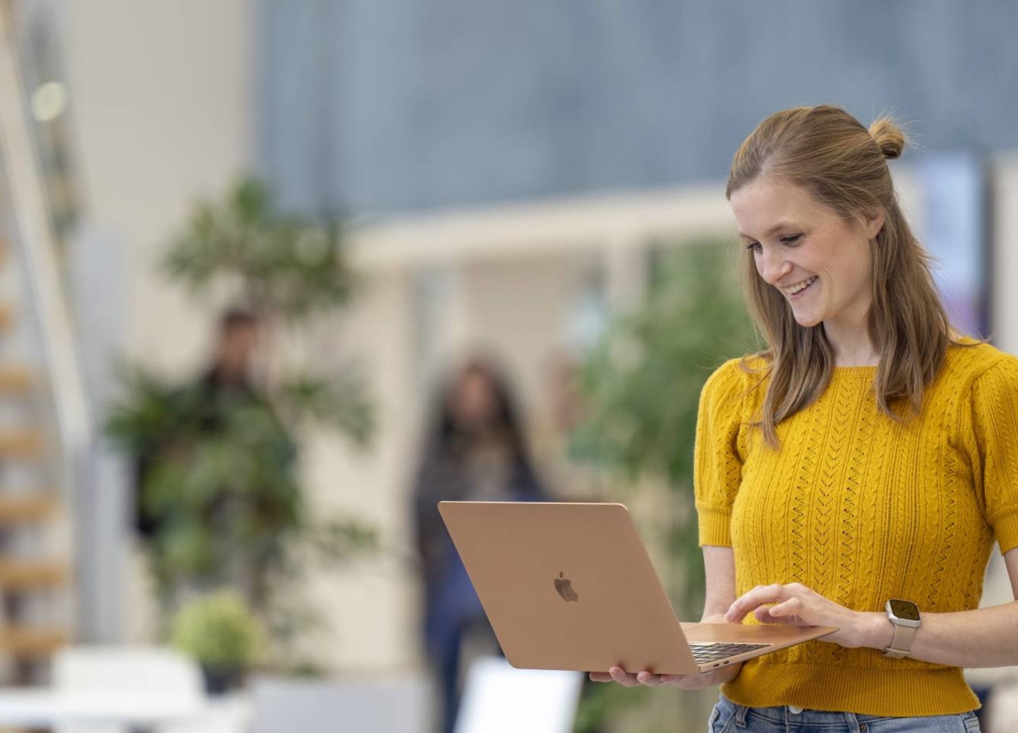 Deeltijdstudent communicatie kijkt op haar laptop op de campus.
