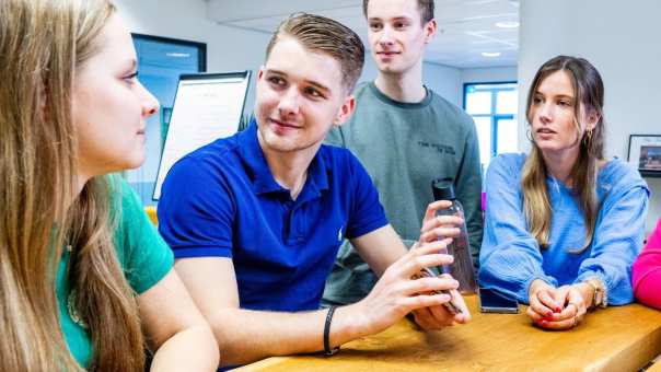 Studenten Facility Management gezellig samen