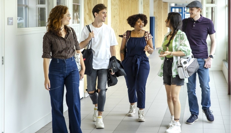 groep studenten looipt door de gang