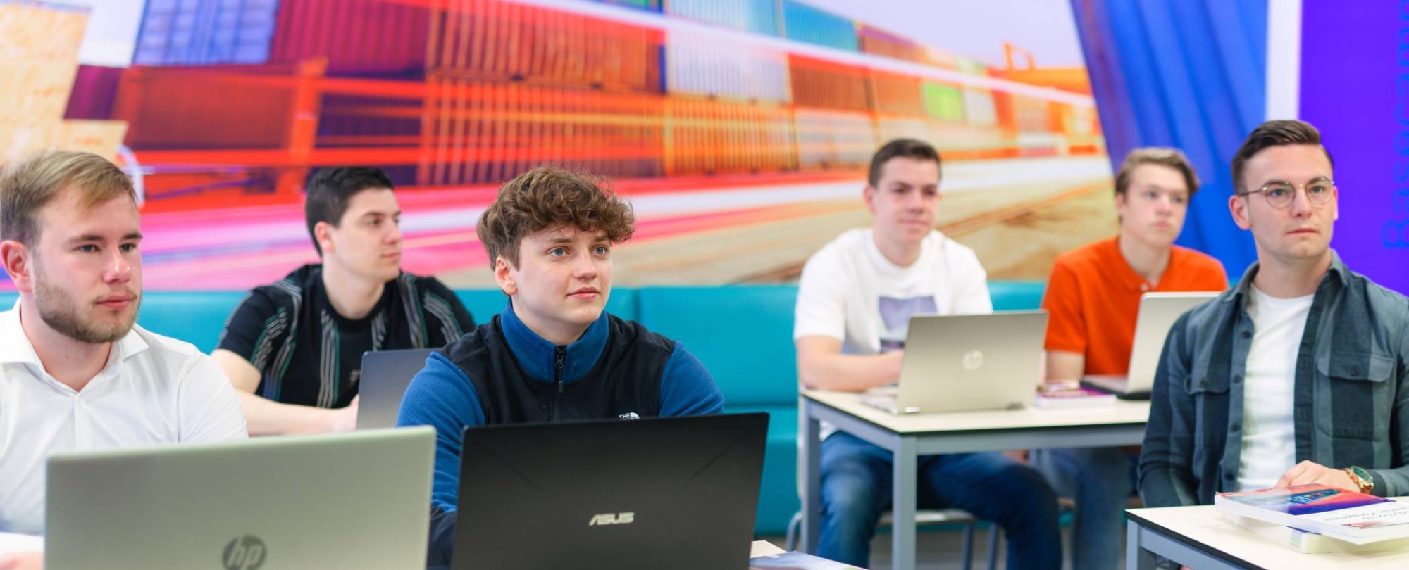 Foto Logistics Management voltijd, klassetting, studenten met laptop in het lokaal