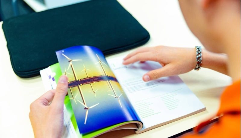 Logistics Management voltijd, LM, foto 8137, student bladert in studieboek