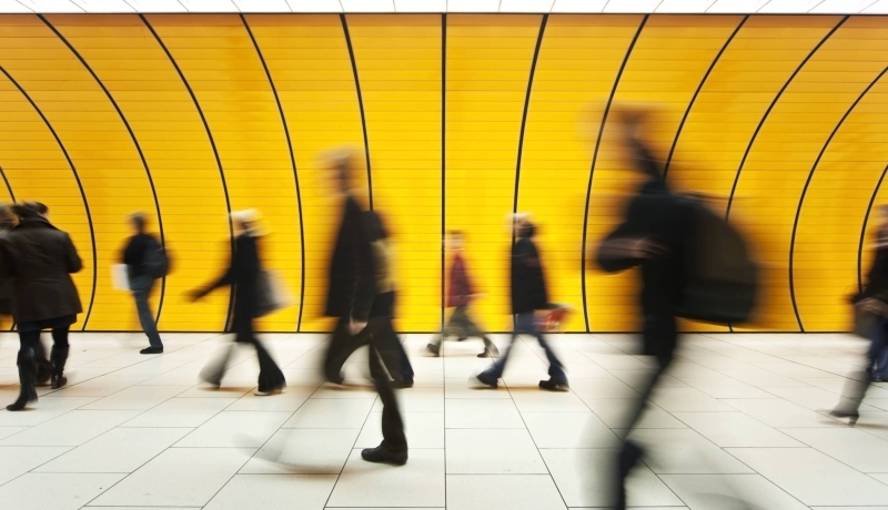 Mensen die snel voorbijlopen in metrostation of station, studierichting gedrag en maatschappij