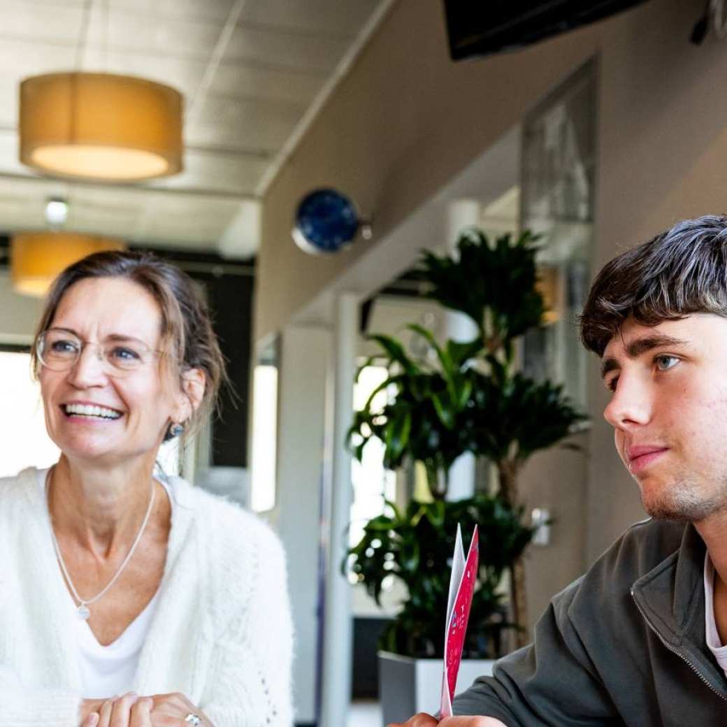 Studenten IPL luisteren naar het verhaal over armoede door een ervaringsdeskundige. Vervolgens spelen ze in groepjes, samen met de docenten en ervaringsdeskundigen, het spel Kansen Keren.