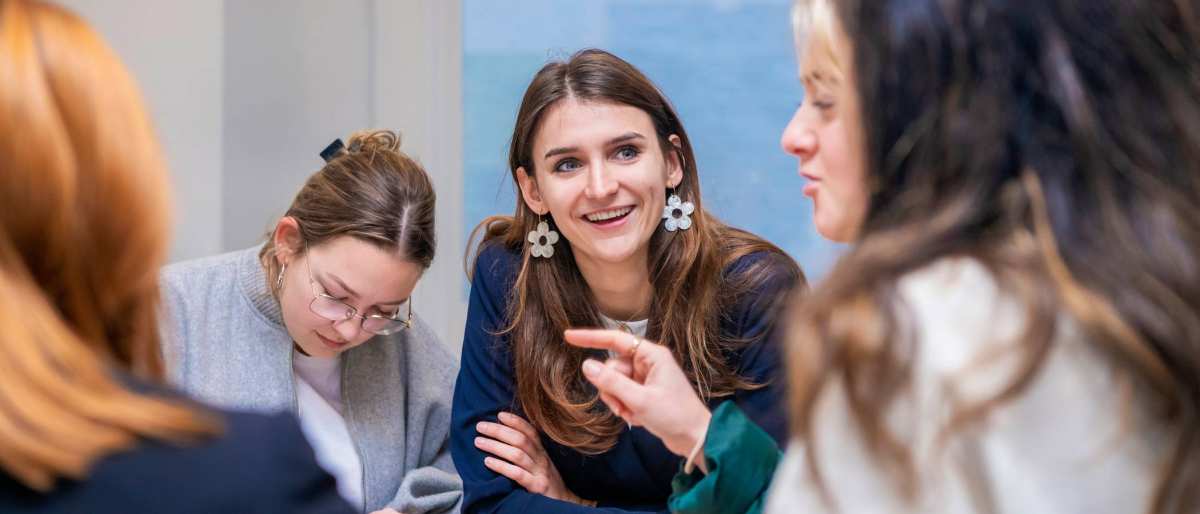 AMM LLO studenten in gesprek-tijdens opdracht 2025