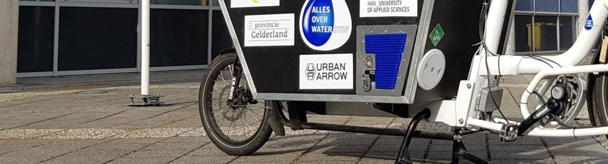 hybride waterstof elektrische bakfiets met Mika Damen student Embedded Systems Engineering voor gebouw Ruitenberglaan 29