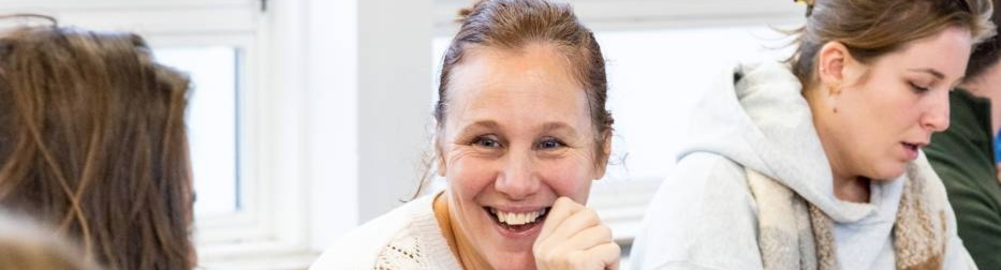 AMM LLO met studente Telma in gesprek in medestudenten