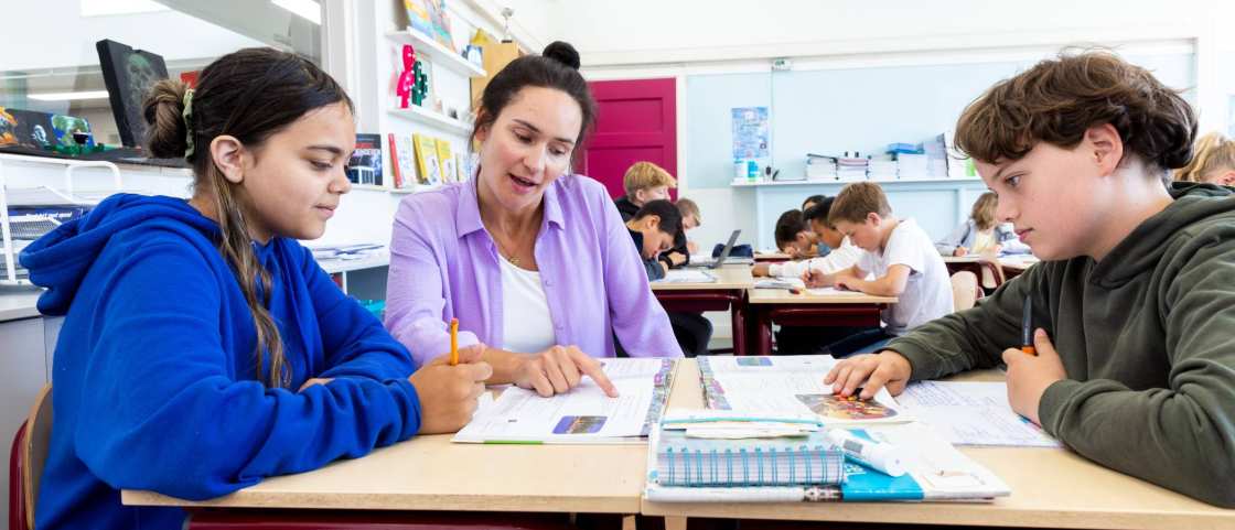 een docent aan het werk op een basisschool