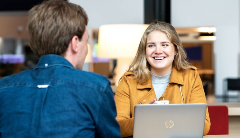 Kapittelweg 33 Nijmegen Ergotherapie studeren hbo opleiding studenten kantine met laptop