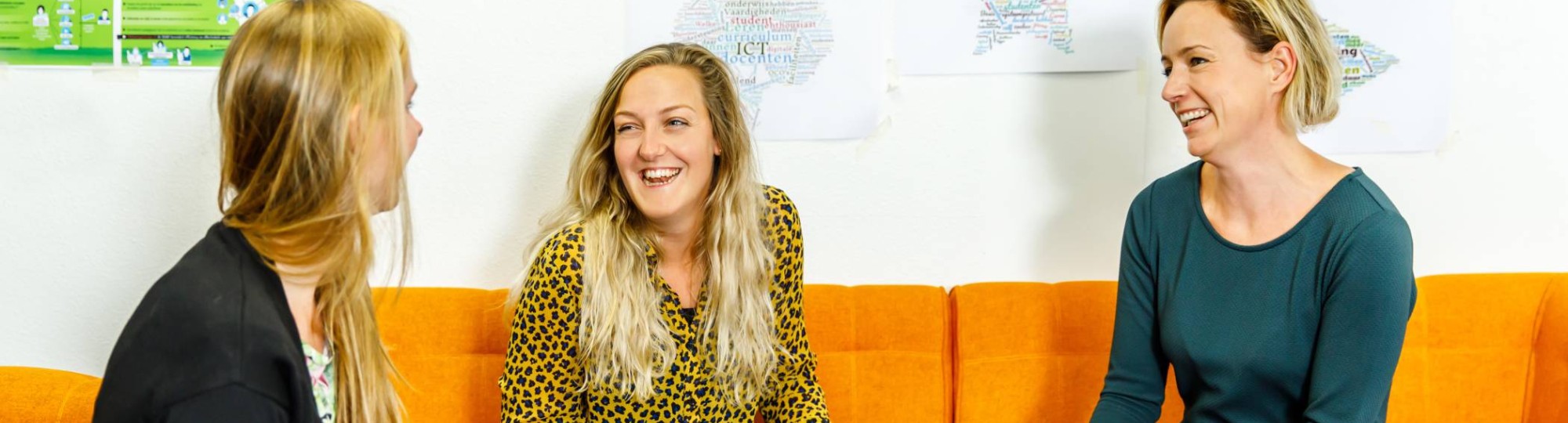 drie studenten van de master ontwerpen van eigentijds leren, lachen.