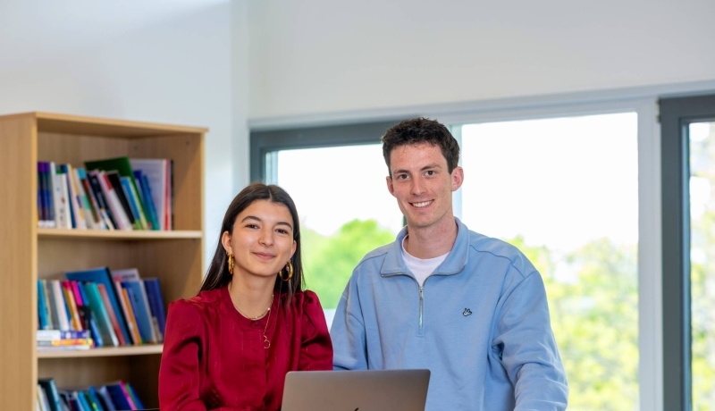 Studenten hbo Toegepaste Psychologie kijken in de camera