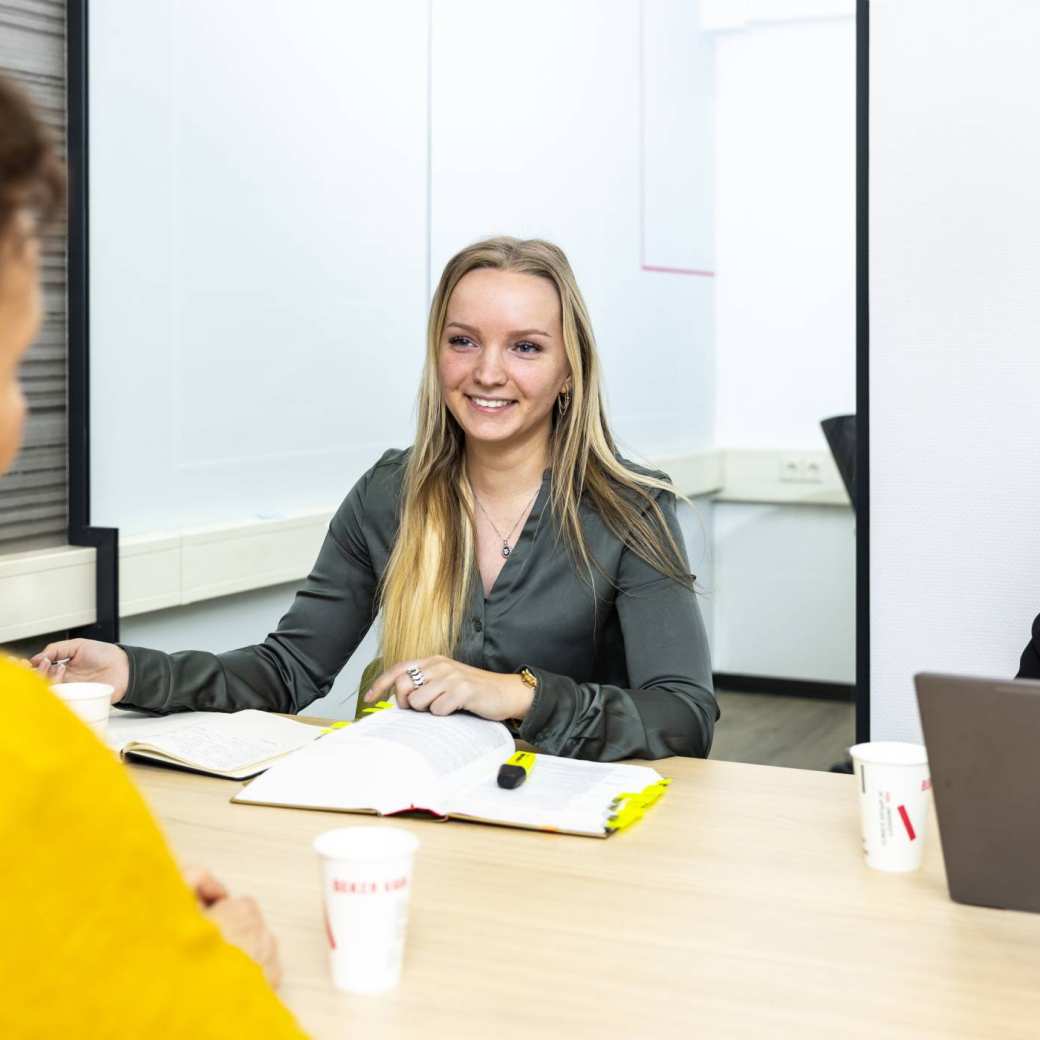 2 studenten bij de Rechtswinkel