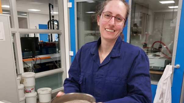 Elise Roggekamp aan het werk in het asfaltlab