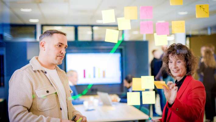 studenten van de master Business Sales in overleg.