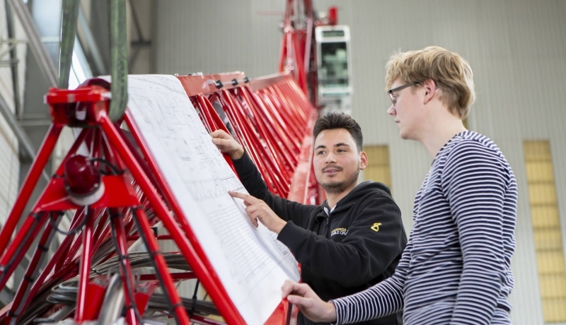 Rechtenvrije afbeelding van twee Werktuigbouwkunde studenten uit de techniekbeeldbank. Academie Engineering en Automotive.