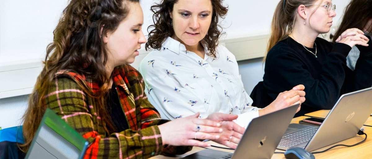 studenten met laptop in lessituatie