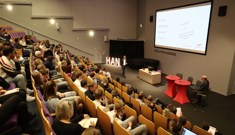Het publiek luistert aandachtig naar de sprekers tijdens het kennisevent 'Meet-up CSRD' van het HAN Centrum Meervoudige Waardecreatie op 9 februari 2023 tijdens de landelijke Week van de Circulaire Economie.