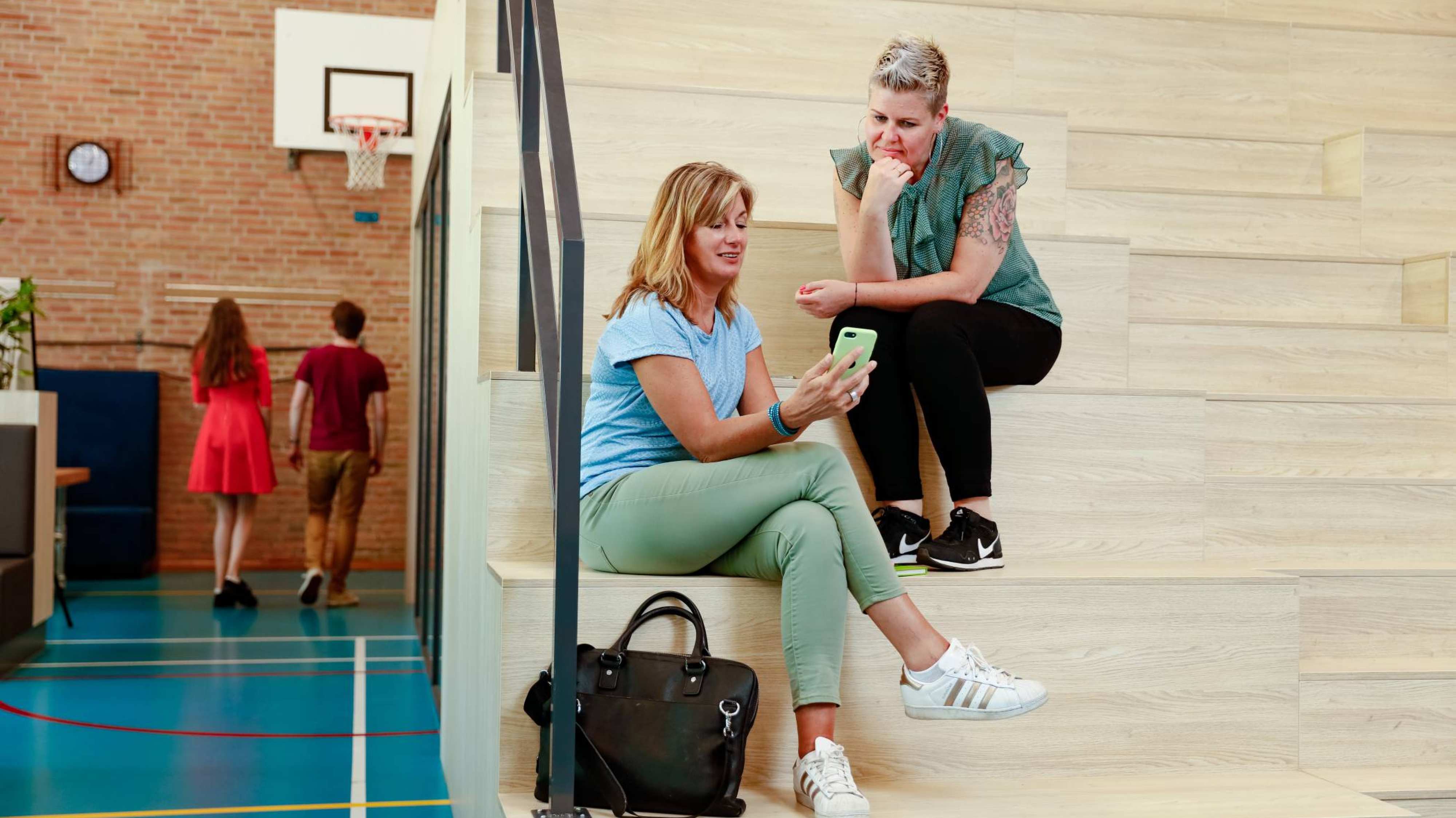 HBO master studenten praten met elkaar in de gymzaal op de groenewoudseweg