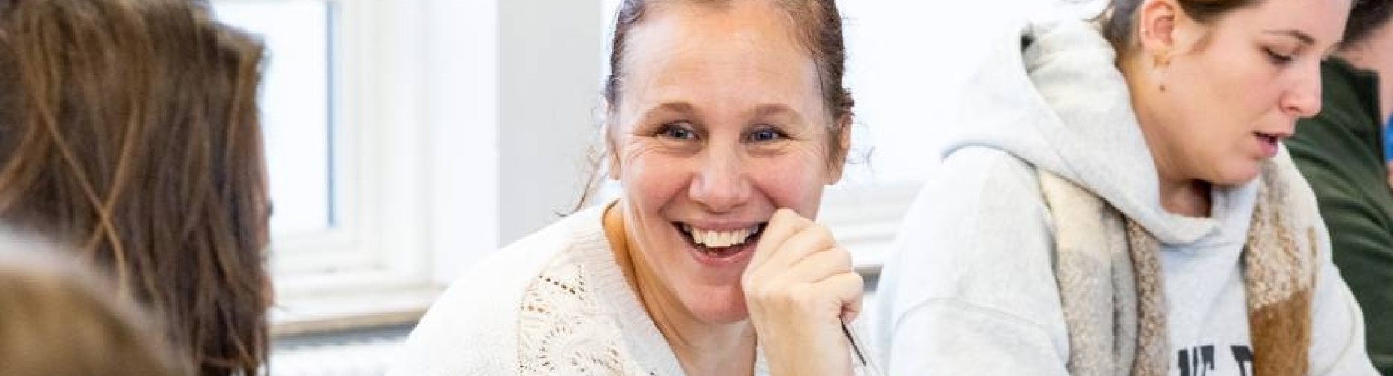 AMM LLO met studente Telma in gesprek in medestudenten