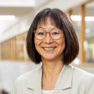 Portretfoto Keun Sliedrecht, brildragend en wit t-shirt met beige jasje erover