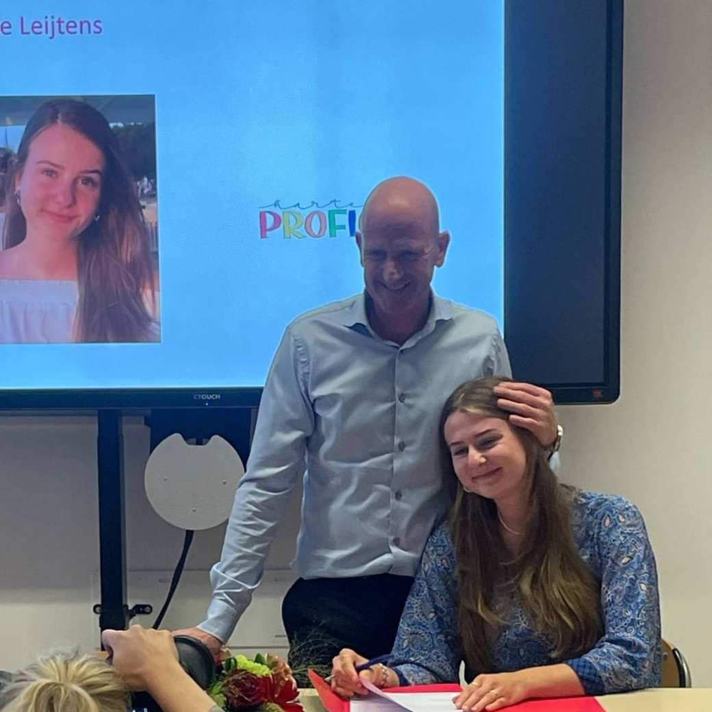Vader Jan Leijtens met dochter Wieke Leijtens op diploma-uitreiking van Wieke van Verpleegkunde