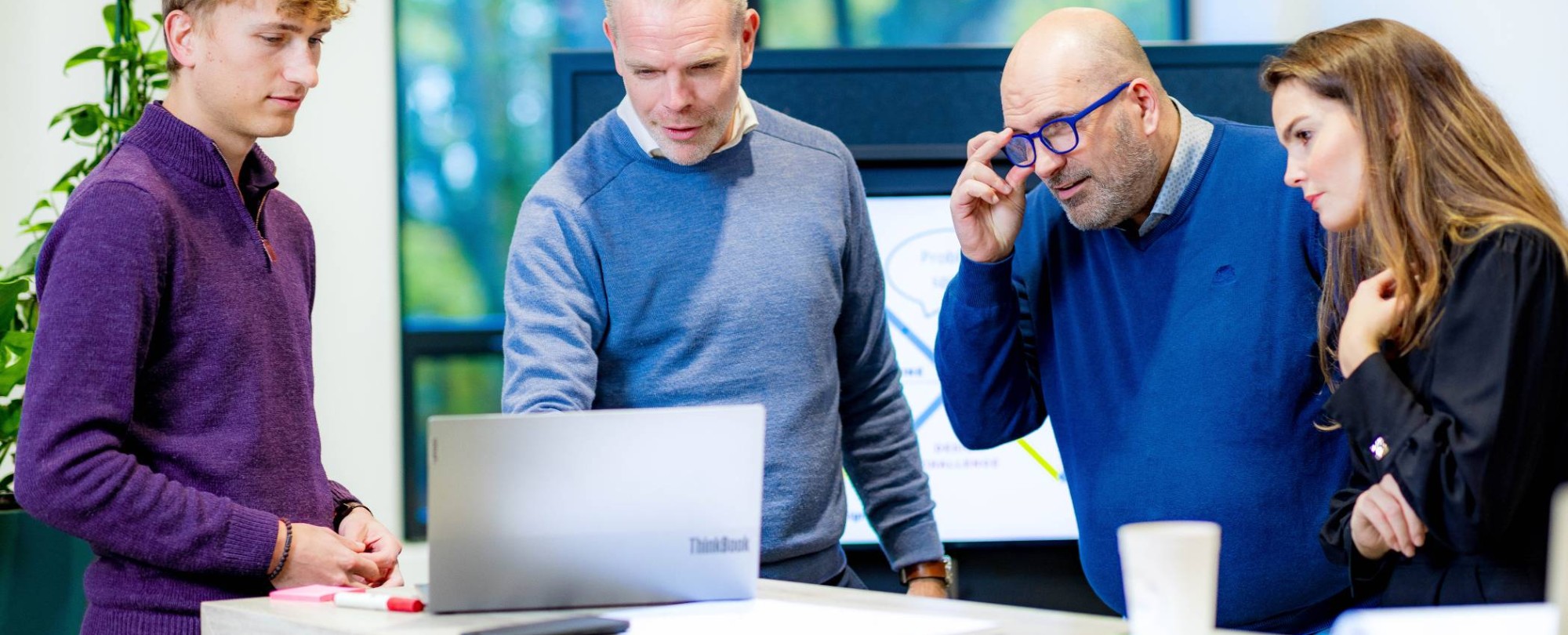 Studenten van de master Business Sales in overleg.