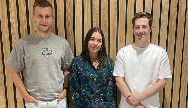 Studenten PZW met hun project Vertelvaardigheden bij gehoorverlies tijdens een postermarkt