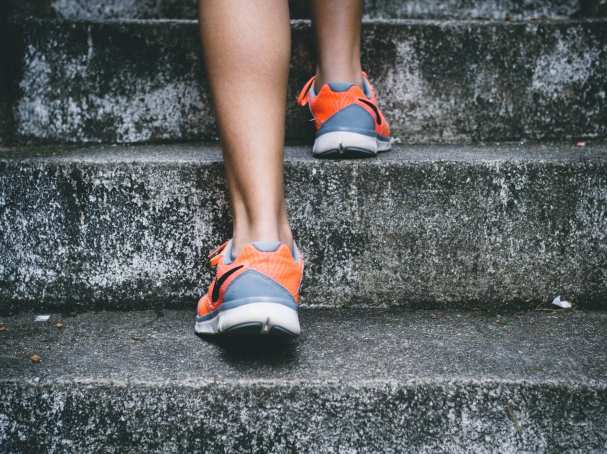 Traplopen in sportschoenen buiten