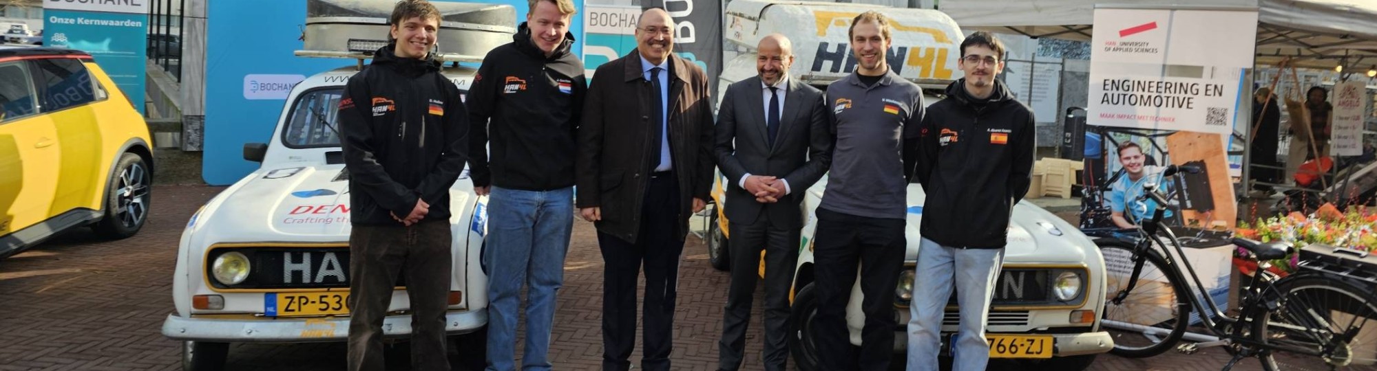 HAN-studenten worden uitgezwaaid door de Arnhemse burgemeester Marcouch en de Marokkaanse ambassadeur van Nederland